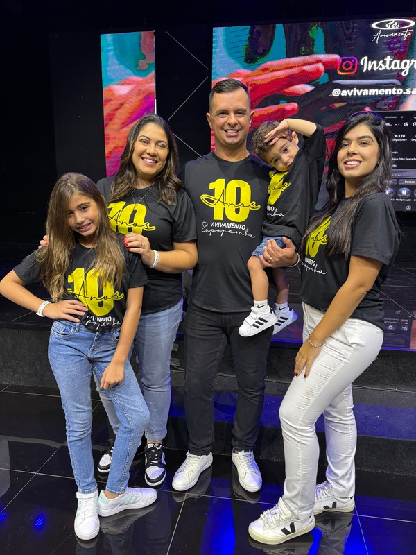Silvio Oliveira com Damares e seus filhos