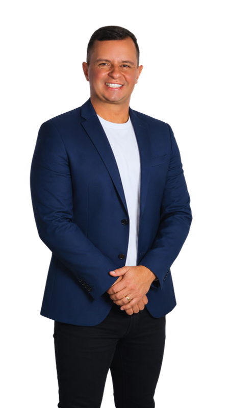 Silvio Oliveira sorrindo, de blazer azul